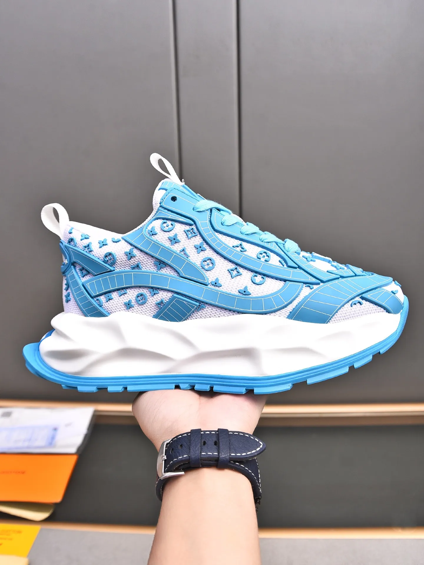 Men's shoes 💰580 📛📛【LOUIS VUITTON】Louis Vuitton 2024 new products👟Milan fashion catwalk style🇰🇾🇰🇾LV family logo, big-name style, a must-have for fashionistas⚠️Imported mesh with high-tech glue technology➕Cow leather➕Breathable mesh lining➕Genuine leather feet➕Special foam outsole👞Number 38-44 (45 46 custom-made)